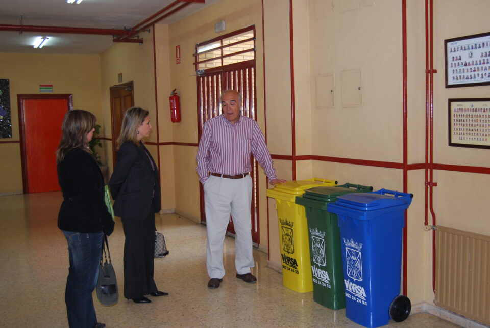 El Ayuntamiento ha instalado a lo largo de todos los centros escolares de la ciudad contenedores separadores de reciclaje