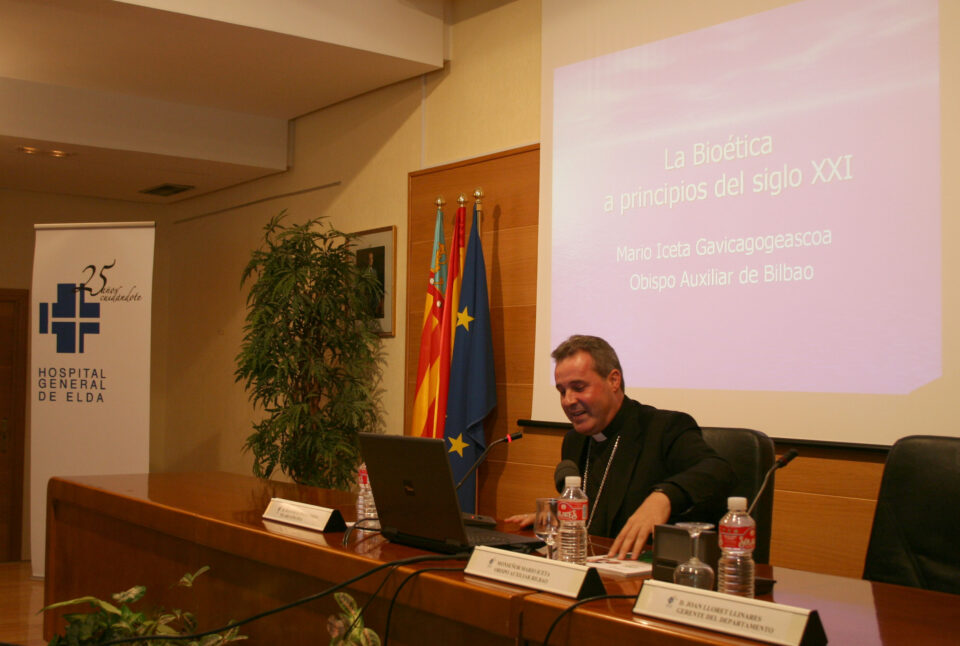 El obispo auxiliar de Bilbao ha ofrecido hoy una conferencia sobre Bioética y Medicina