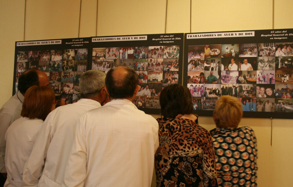 El Hospital General de Elda inaugura una exposición de fotografías de sus 25 años