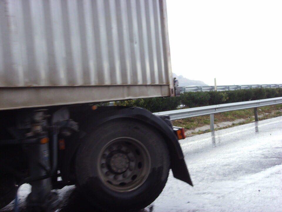 Un camión patina bruscamente a consecuencia de la lluvia en la autovía