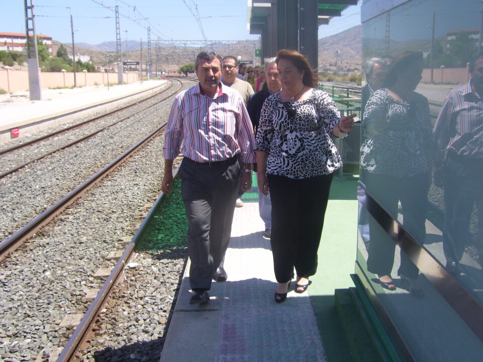 LOS ALCALDES DE ELDA Y PETRER INAUGURAN LA REMODELACIÓN DE LA ESTACIÓN DE FERROCARRIL DE ELDA