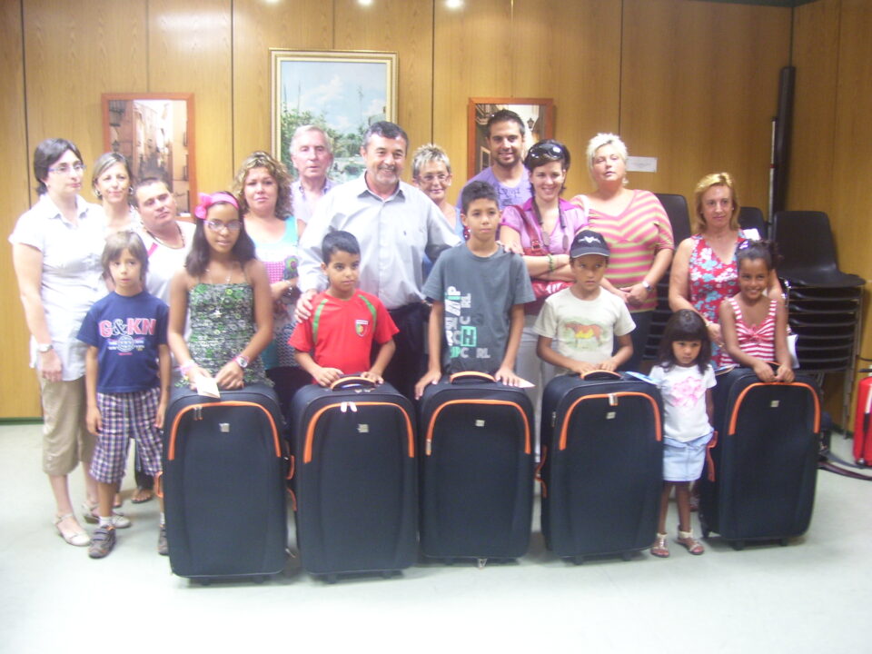 El alcalde recibe a cinco niños saharauis que han estado dos meses en Petrer con familias de acogida