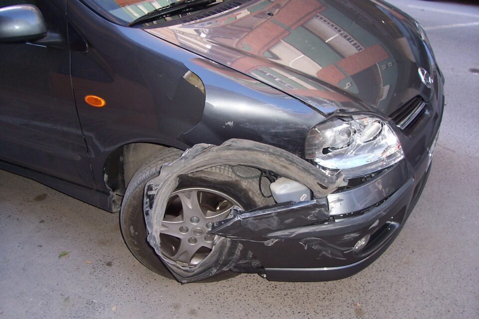 Colisión de dos vehículos en la Calle Navarro Santafe