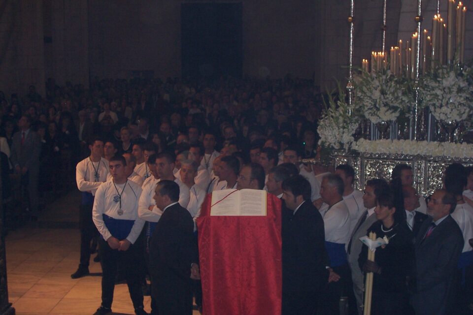 Multitudinario adiós al joven fallecido el pasado viernes junto a las vías. Los Costaleros de La Esperanza le dedican la primera levantá