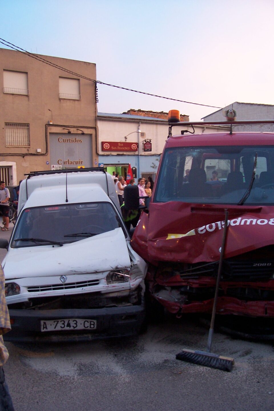 Una espectacular y múltiple colisión implica a la furgoneta de los Bomberos