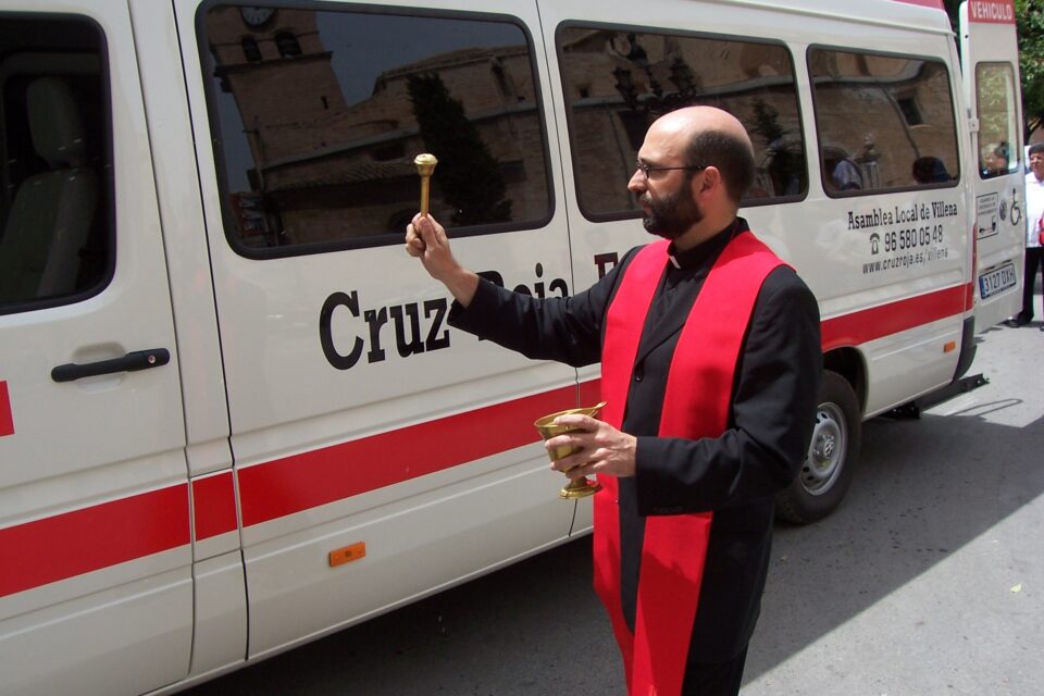 Nuevo microbús para la asamblea de Cruz Roja