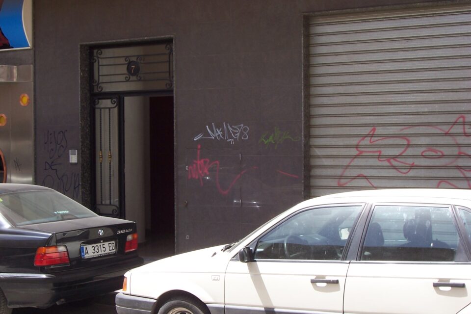 Vecinos y comerciantes de la calle Sancho Medina lamentan el estado de sus fachadas