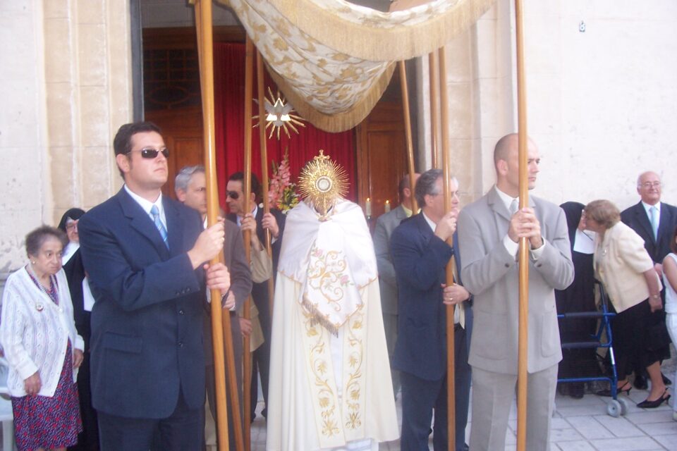 Los niños que tomaron su primera comunión protagonistas en la celebración del Corpus Christi