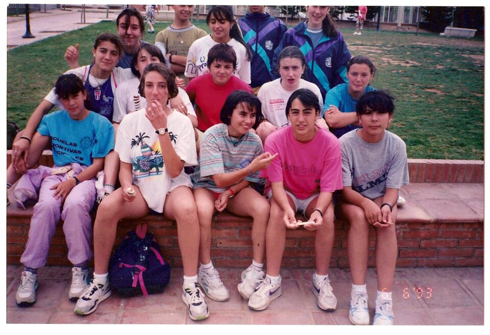 Los niños participan en las actividades del campamento de verano