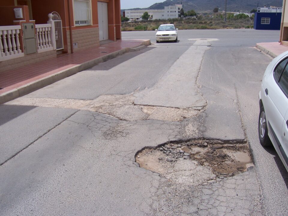 Los vecinos exigen la reparación de un enorme socavón en la calle Goya