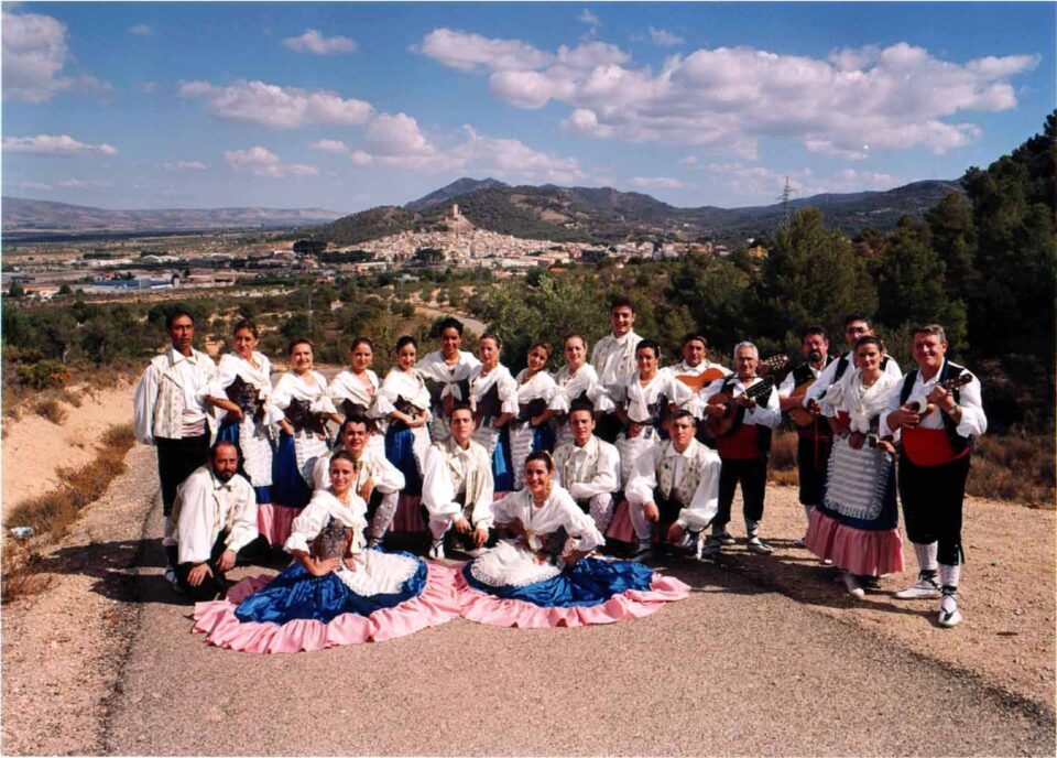 EMOTIVA ACOGIDA DEL GRUPO DE COROS Y DANZAS EN LA RESIDENCIA DE ANCIANOS