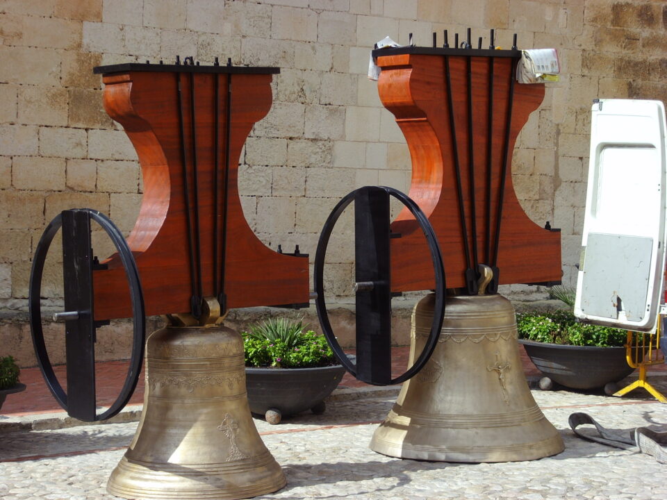 VUELVEN AL CAMPANARIO DOS CAMPANAS QUE HAN SIDO REMODELADAS. LOS VECINOS VIVEN CON EXPECTACIÓN LA COLOCACIÓN